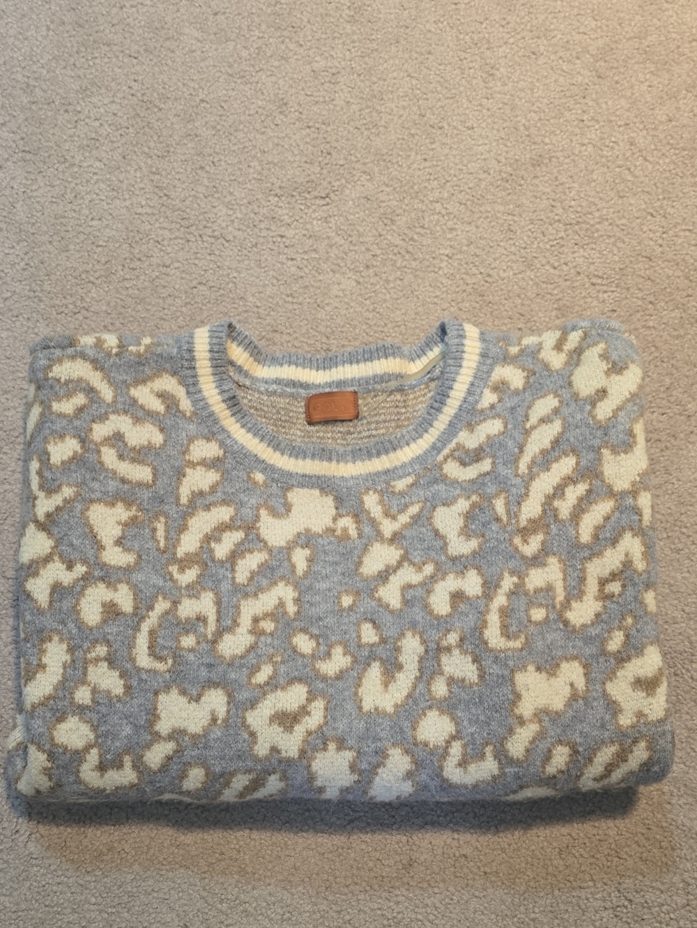 POL Women's Blue and Cream Leopard Crewneck Sweater